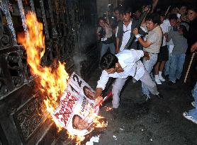 Toledo supporters burn Fujimori's campaign poster